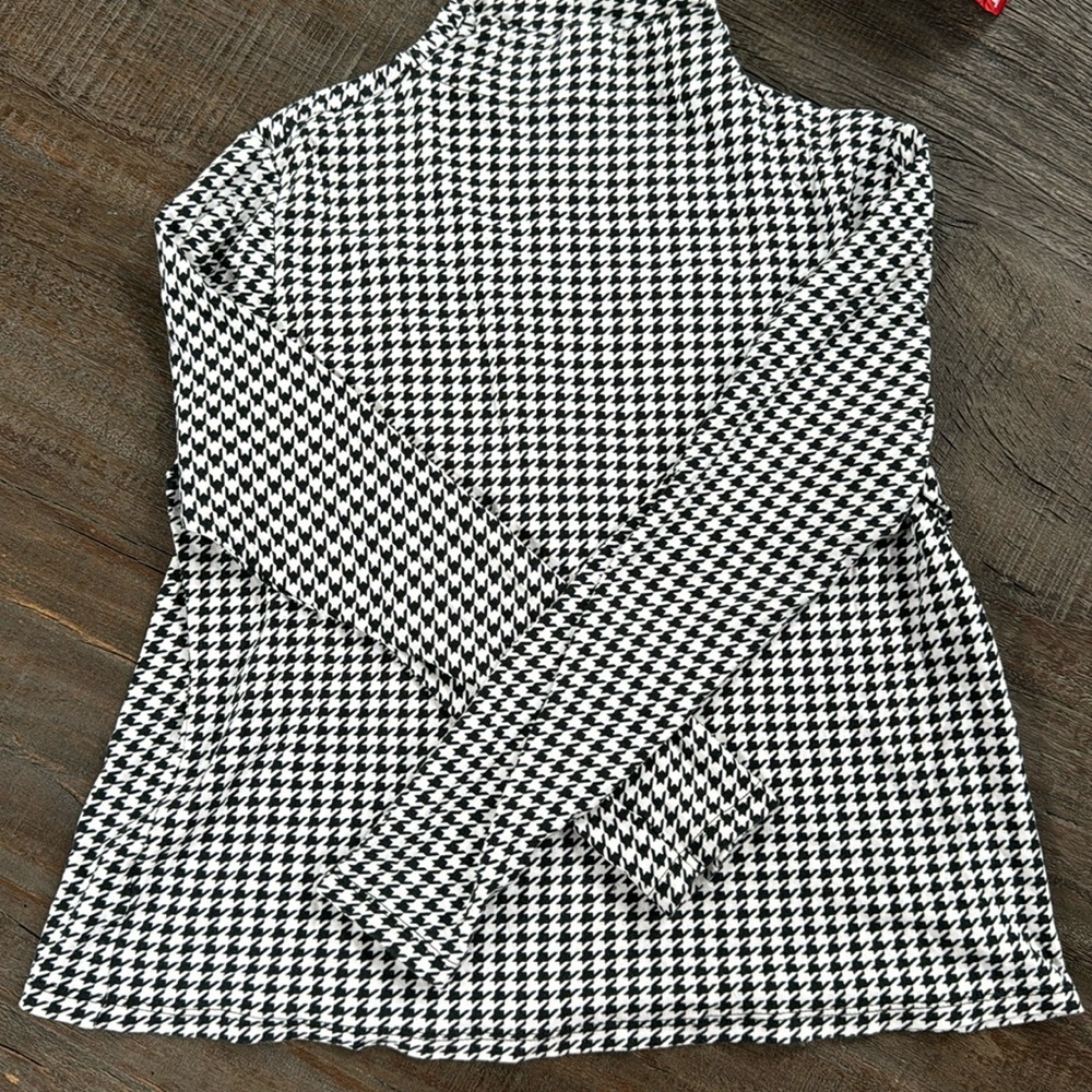 Ann Taylor long sleeve top, mock turtleneck, perfect condition. Petite L.